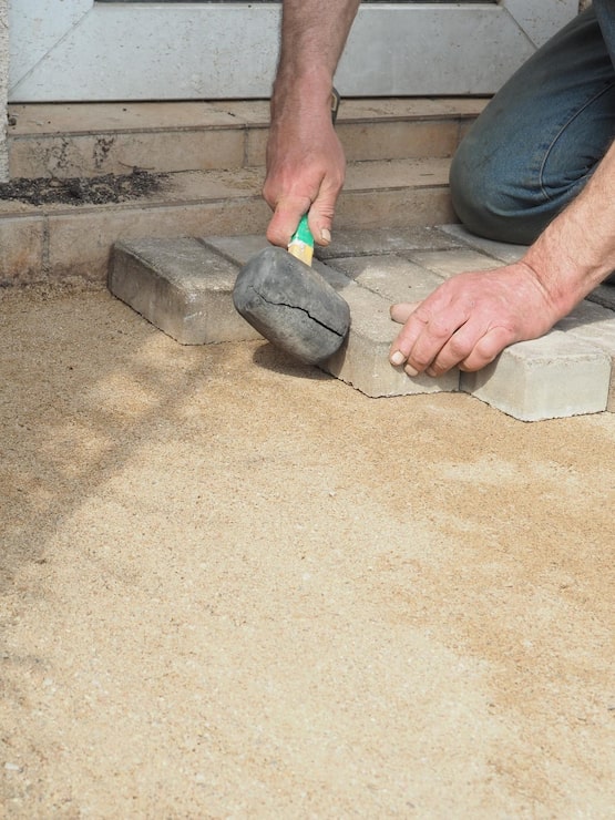 Укладка тротуарной плитки на песок и цемент своими руками
